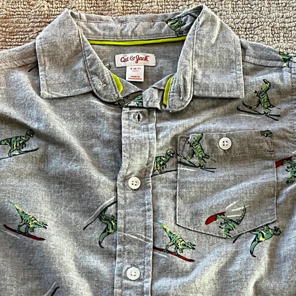NWT - Cat & Jack Boys Sking Dinosaur Button Down - Size 6/7